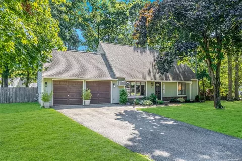 3 Sun Valley Dr, Coram, NY 11727