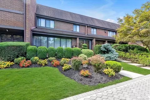 52 Pheasant Run #213, North Hempstead, NY 11576