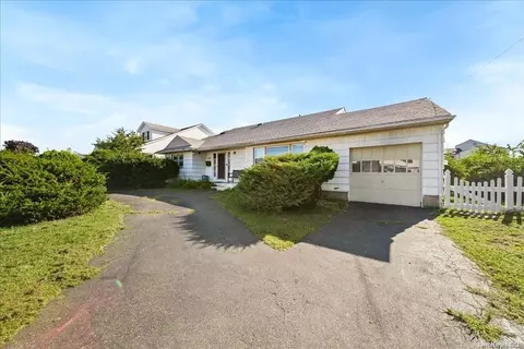 65 S Bay Ave, Massapequa, NY 11758