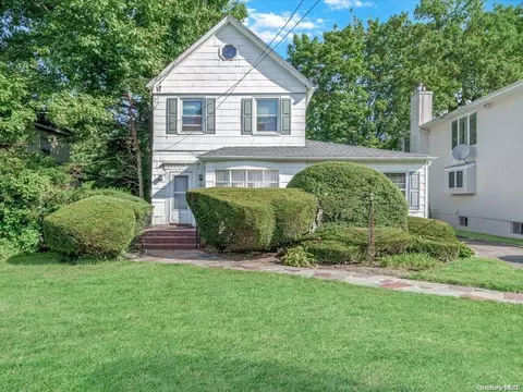 59 Hicks Ln, North Hempstead, NY 11024