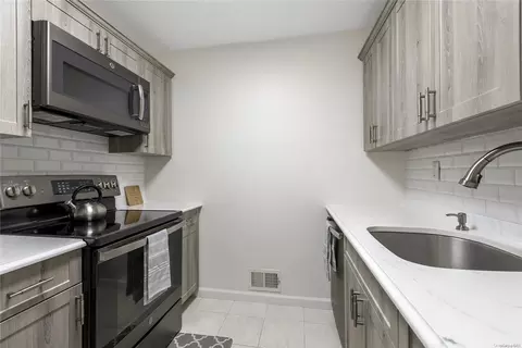 54 School St #318, North Hempstead, NY 11590