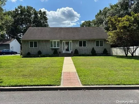7 Heidi Ct, Bohemia, NY 11716
