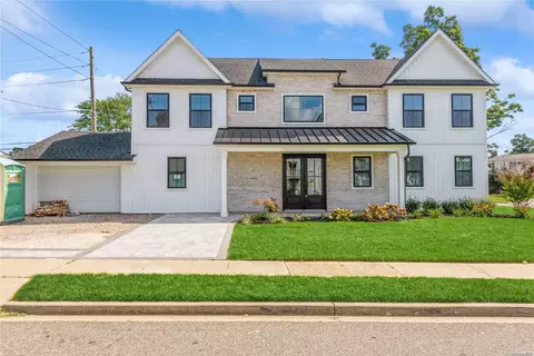 51 Elmira St, Hicksville, NY 11801