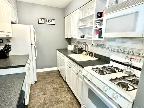 58 Pointe Cir S #58, Coram, NY 11727