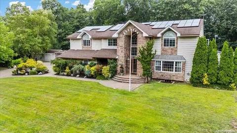 4 Parkview Ct, Farmingdale, NY 11735
