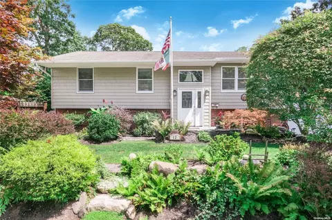 13 Country Greens Dr, Bellport, NY 11713