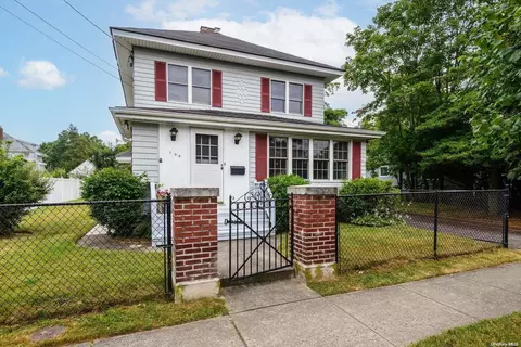 106 Penataquit Ave, Bay Shore, NY 11706