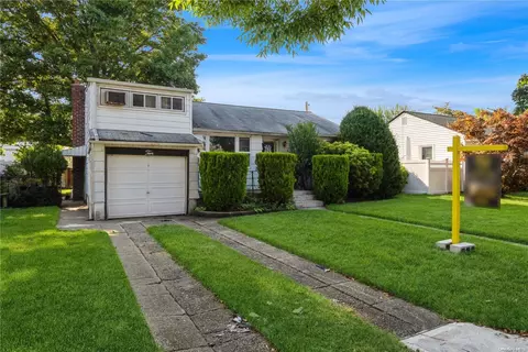 10 Terry St, Hicksville, NY 11801