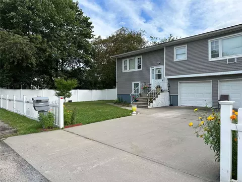 32 Jensen Rd, Bay Shore, NY 11706