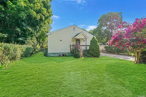 1468 Osborn Ave, Riverhead, NY 11901