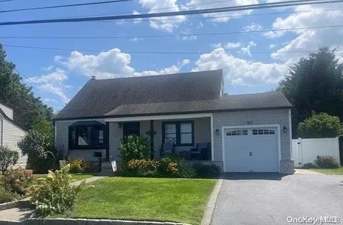 76 Tremont Rd, Lindenhurst, NY 11757