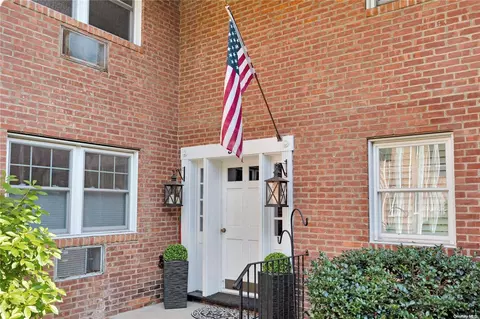 297 Merrick Rd #3C, Amityville, NY 11701
