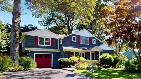 11 Florence Pl, Center Moriches, NY 11934
