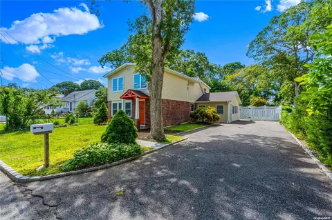 38 Smith St, Nesconset, NY 11767