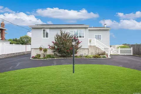 220 W Lake Dr, Lindenhurst, NY 11757