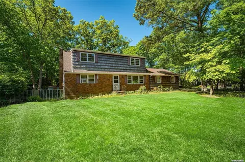 9 Cedar St, Commack, NY 11725