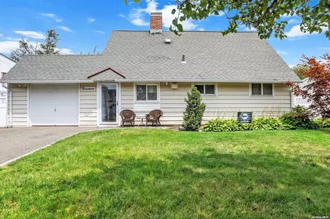 19 Spoke Ln, Levittown, NY 11756