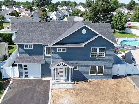 10 Twisting Ln, Wantagh, NY 11793