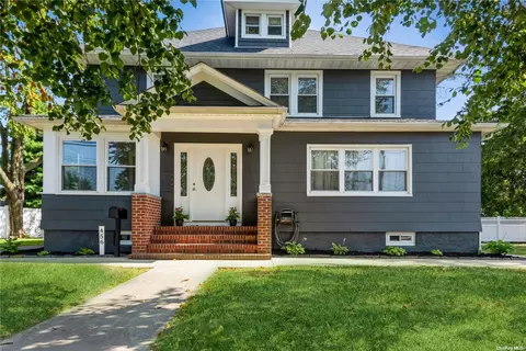 456 S Wellwood Ave, Lindenhurst, NY 11757