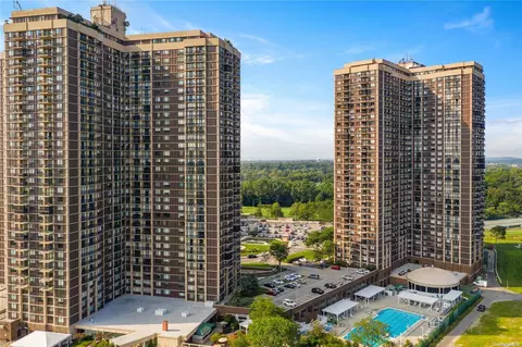 27010 Grand Central Pkwy #25V, Little Neck, NY 11362