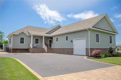 50 Skipper Dr, West Islip, NY 11795