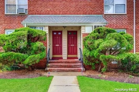 66 Edwards St #2A, North Hempstead, NY 11577