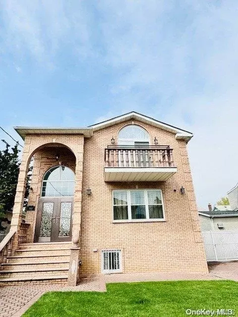 38-28 219th St, New York, NY 11361
