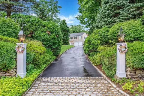 4 Fox Ridge Ln, Locust Valley, NY 11560