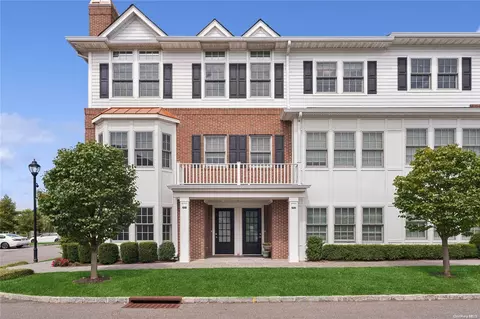 201 Grist Mill Cir #201, North Hempstead, NY 11576