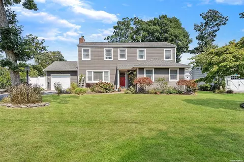 55 Johnson Ln, Bay Shore, NY 11706