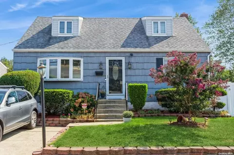 221 E Hoffman Ave, Lindenhurst, NY 11757