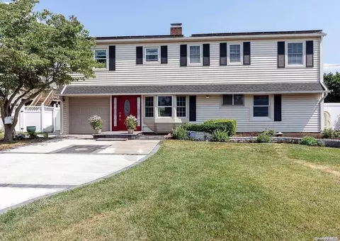 45 Friendly Rd, Hicksville, NY 11801