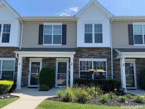 35 Weatherby Ln #35F, Central Islip, NY 11722