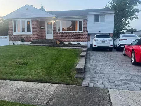 29 Hillary Ln, North Hempstead, NY 11590
