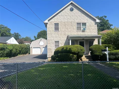 111 Elm Ave, Glen Cove, NY 11542