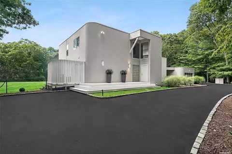 10 Fox Hollow Dr, East Quogue, NY 11942