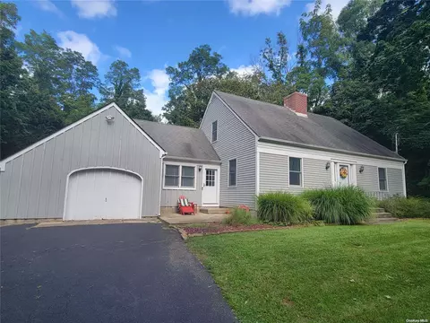 39 Van Brunt Manor Rd, Setauket, NY 11733