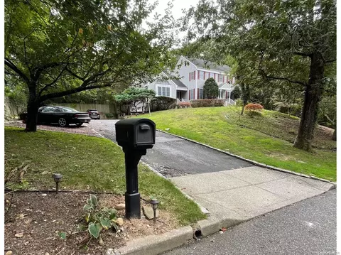 4 Niewood Dr, Ridge, NY 11961