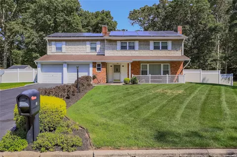 39 Myrtle Ln, Coram, NY 11727