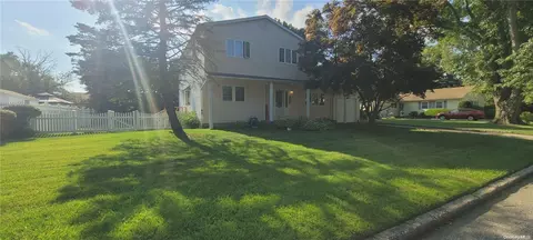 36 Saratoga Ave, Medford, NY 11763