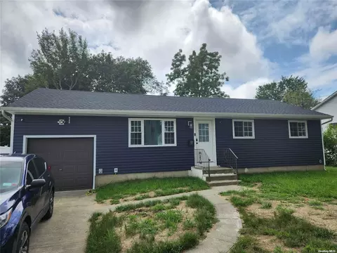 32 Codman St, Brentwood, NY 11717