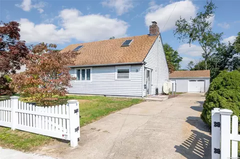 3 Mckinley St, Copiague, NY 11726