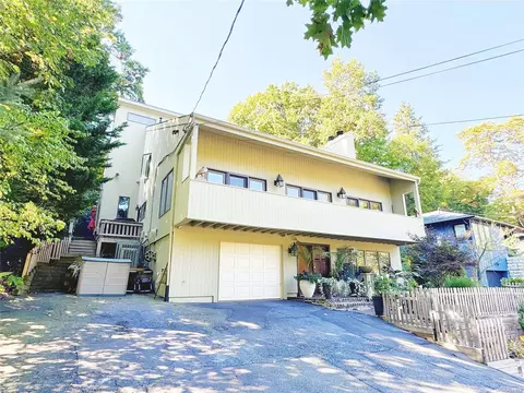 158 Cow Neck Rd, North Hempstead, NY 11050