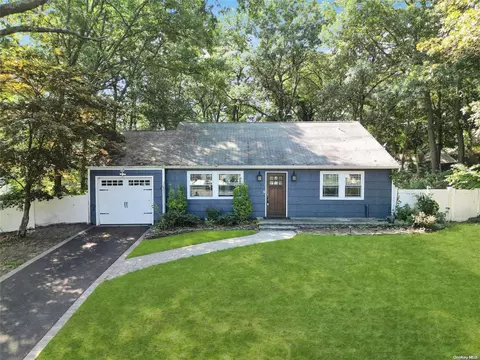 10 Eileen Ct, Coram, NY 11727