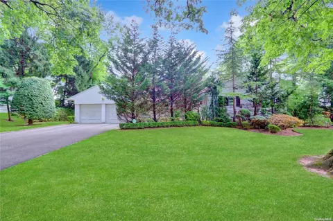 5 Links Dr, North Hempstead, NY 11020