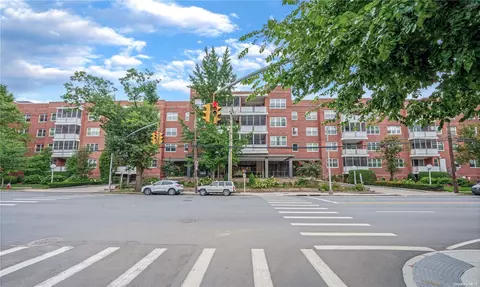 1 Kensington Gate #208, North Hempstead, NY 11021