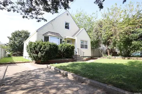 11 3rd Ave, North Hempstead, NY 11590
