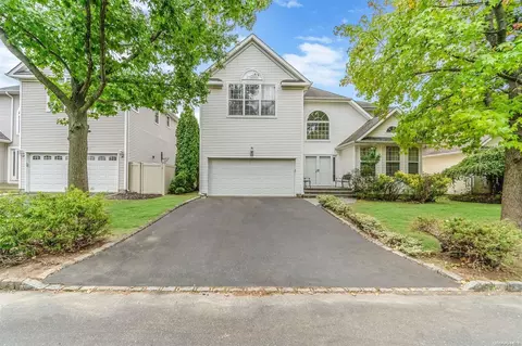 30 Honeysuckle Ct, Melville, NY 11747