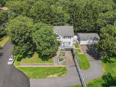 275 Helme Ave, Miller Place, NY 11764