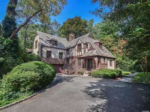 12 Hampton Rd, North Hempstead, NY 11050